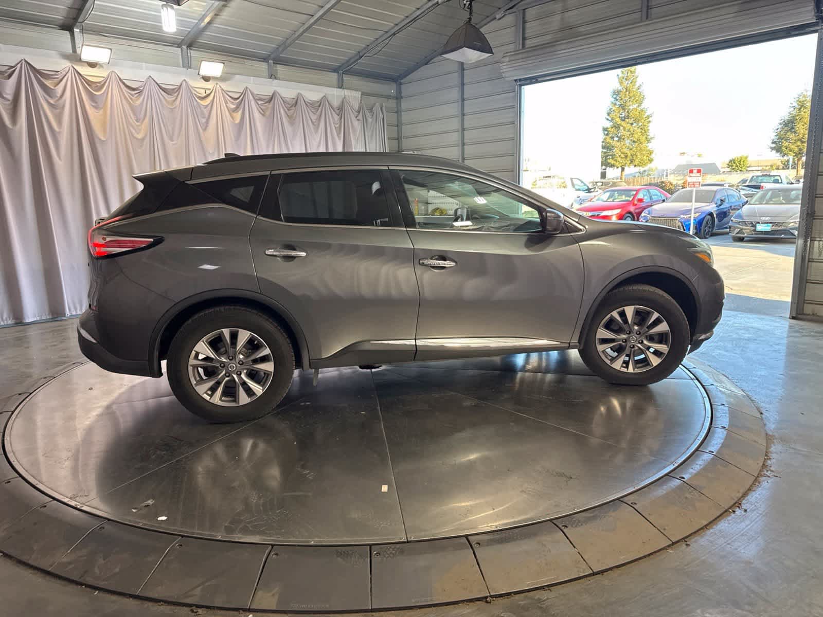 Used 2018 Nissan Murano SV FWD image 3