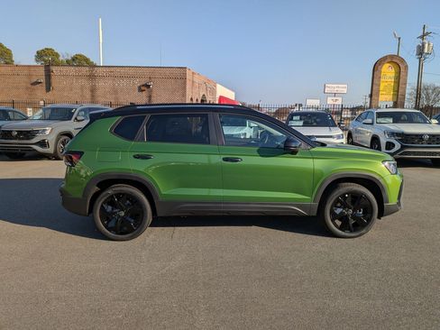 New 2026 Volkswagen Taos SE image 2