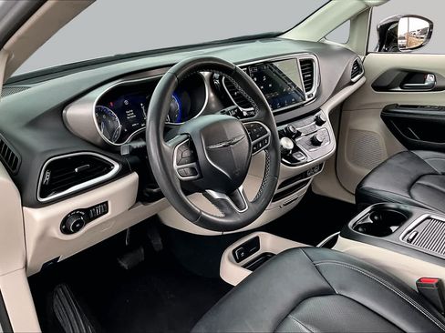 Used 2024 Chrysler Pacifica Touring-L FWD image 17