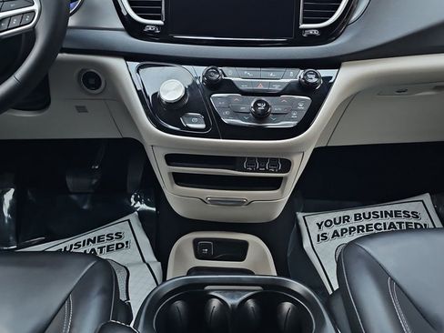 Used 2023 Chrysler Pacifica Touring-L image 17
