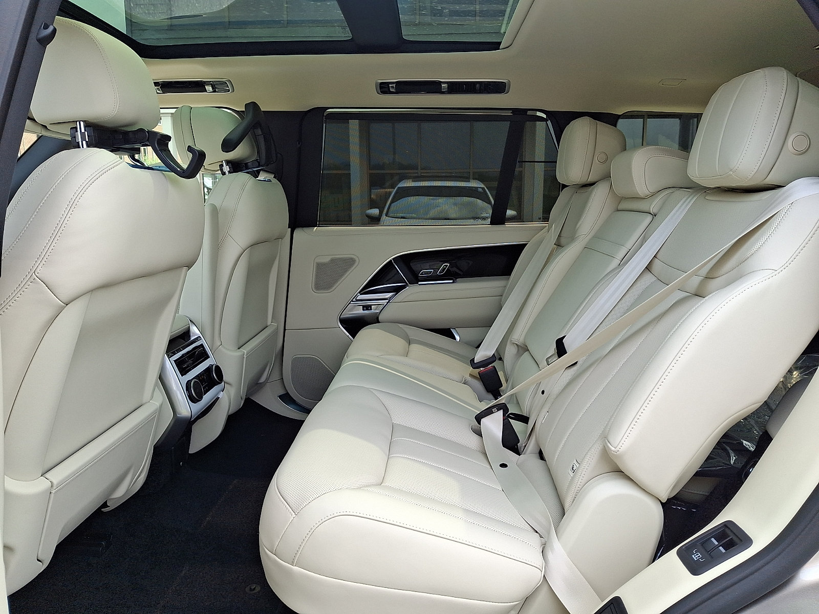 New 2026 Land Rover Range Rover Long Wheelbase SE AWD/4WD image 10