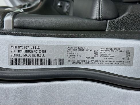 Used 2024 Jeep Grand Cherokee Limited w/ Luxury Tech Group II image 32