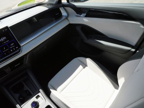 Certified 2025 Volkswagen Tiguan SE AWD/4WD image 11