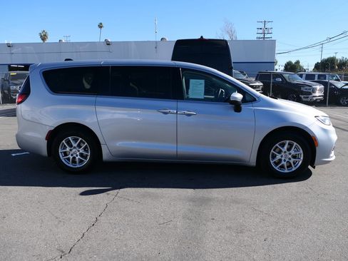 Used 2023 Chrysler Pacifica Touring-L image 3