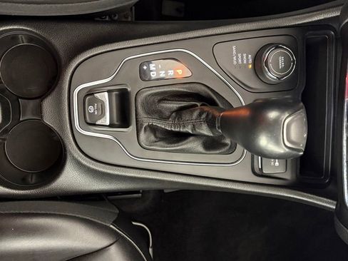 Used 2019 Jeep Cherokee Latitude Plus w/ Cold Weather Group AWD/4WD image 26