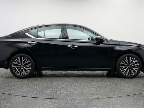 Used 2025 Nissan Altima 2.5 SV FWD image 11