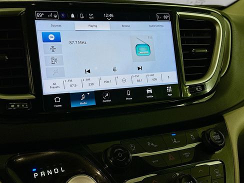 Used 2024 Chrysler Pacifica Touring-L FWD image 21