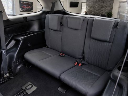 Used 2019 Toyota Highlander LE FWD image 12