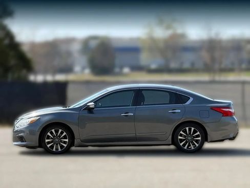 Used 2017 Nissan Altima 2.5 SL w/ Moonroof Package FWD image 8