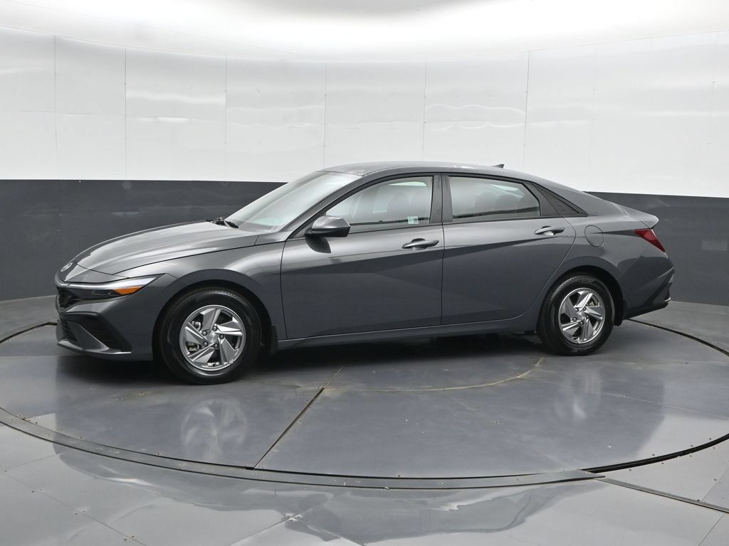 Used 2025 Hyundai Elantra SE FWD image 6