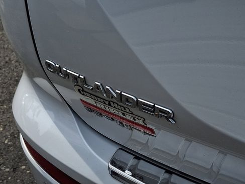 Used 2023 Mitsubishi Outlander SE AWD/4WD image 17
