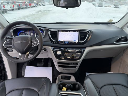 Used 2024 Chrysler Pacifica Touring-L image 15