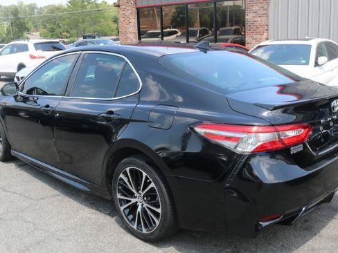 Used 2019 Toyota Camry SE FWD image 5