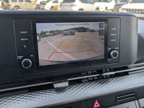 Used 2022 Kia Carnival LX FWD image 9