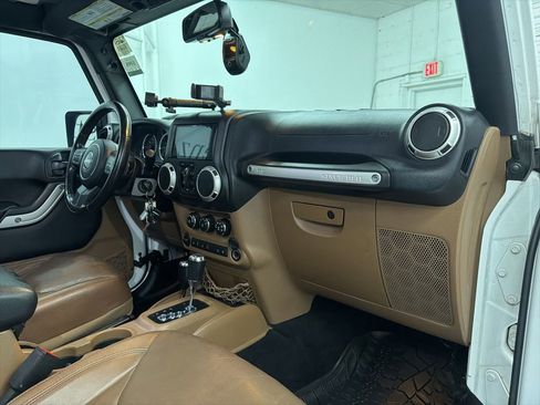 Used 2017 Jeep Wrangler Unlimited Sahara w/ Connectivity Group image 28