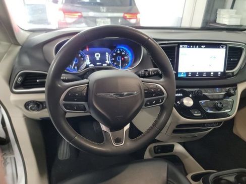 Used 2024 Chrysler Pacifica Touring-L FWD image 14