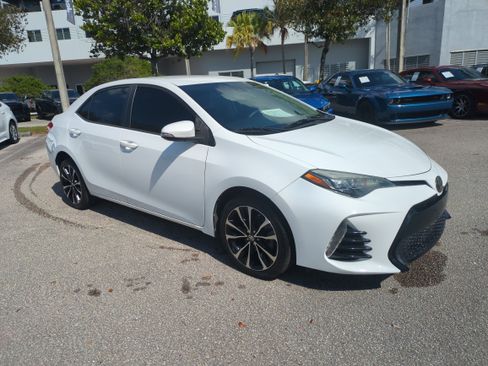 Used 2018 Toyota Corolla SE image 2