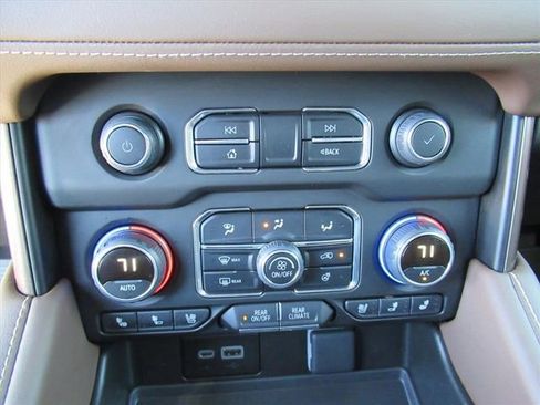 Used 2024 Chevrolet Suburban High Country w/ Advanced Technology Package image 28