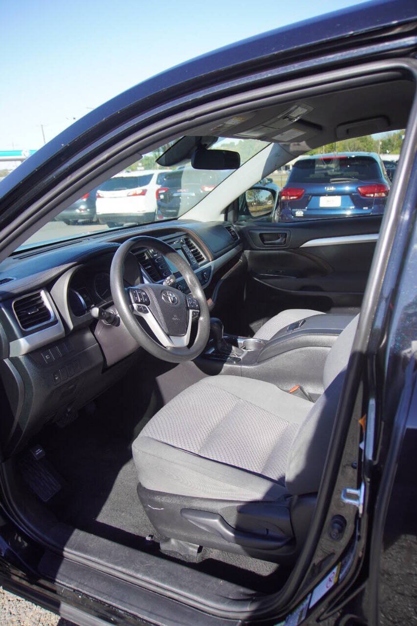 Used 2019 Toyota Highlander LE AWD/4WD image 11