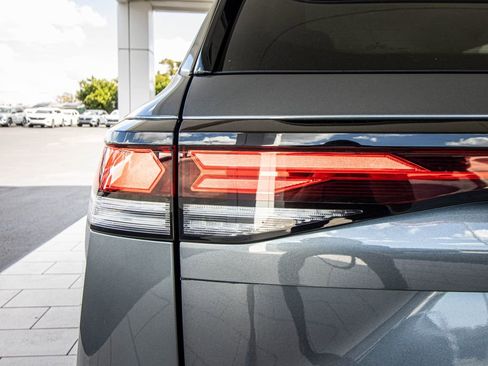 Certified 2025 Volkswagen Tiguan SE image 16