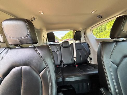 Used 2023 Chrysler Pacifica Touring-L FWD image 13