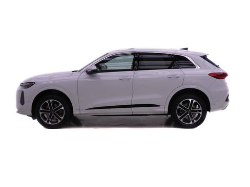 Certified 2025 Audi Q5 Premium w/ Convenience Package AWD/4WD image 3