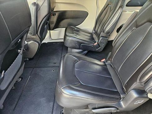 Used 2023 Chrysler Pacifica Touring-L image 16