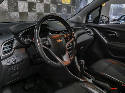 Used 2022 Chevrolet Trax LT w/ LT Convenience Package image 3