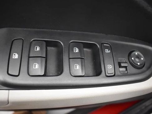Used 2025 Hyundai Venue SEL FWD image 22