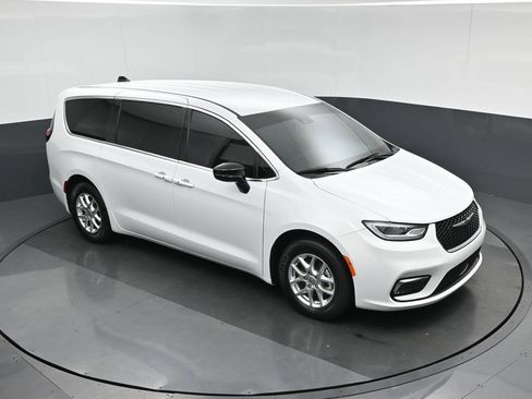 Used 2024 Chrysler Pacifica Touring image 72