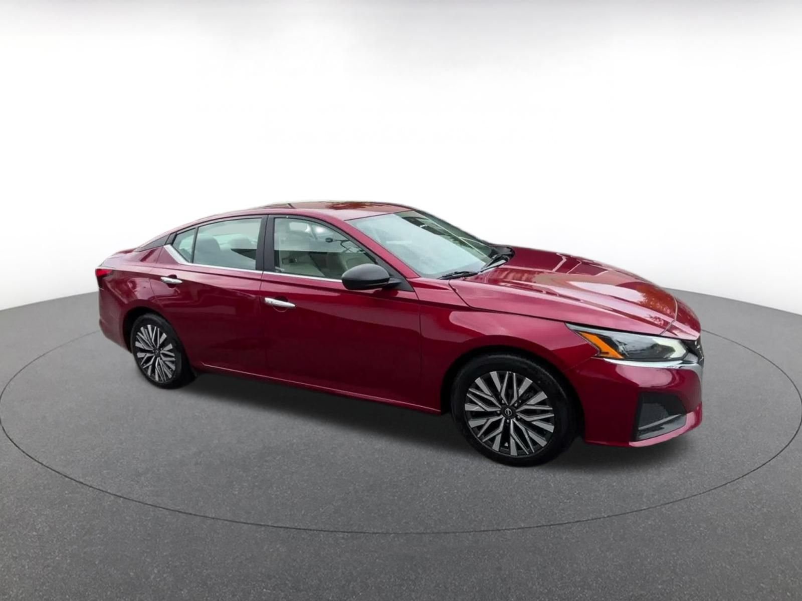 Used 2025 Nissan Altima 2.5 SV FWD image 2