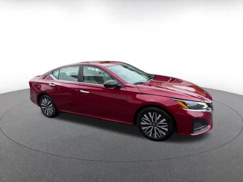 Used 2025 Nissan Altima 2.5 SV FWD image 2