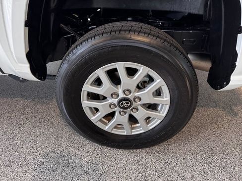 Certified 2025 Toyota Tacoma SR5 AWD/4WD image 15