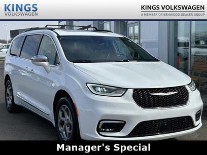 Used 2022 Chrysler Pacifica Limited w/ Uconnect Theater Family Group