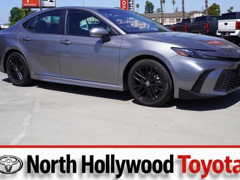 Used 2025 Toyota Camry SE FWD image 1