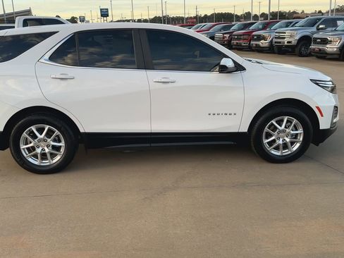 Used 2023 Chevrolet Equinox LT image 2