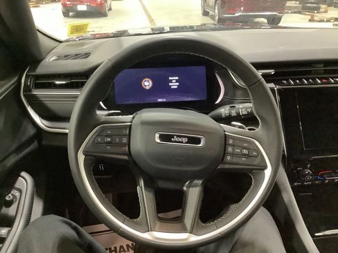 Used 2024 Jeep Grand Cherokee L Laredo image 13