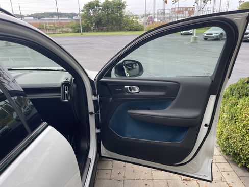 Used 2023 Volvo XC40 Recharge Ultimate w/ Protection Package Premier image 19