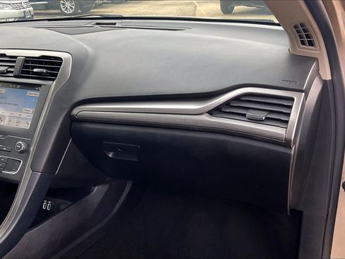 Used 2019 Ford Fusion SE image 21