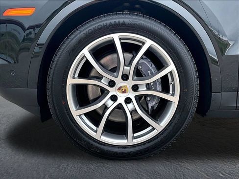 Certified 2024 Porsche Cayenne Coupe AWD/4WD image 11