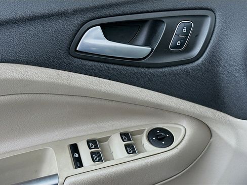 Used 2019 Ford Escape SE image 15