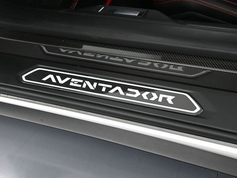 Used 2019 Lamborghini Aventador S image 16