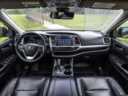 Used 2019 Toyota Highlander XLE AWD/4WD image 2