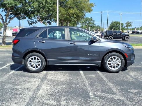Used 2022 Chevrolet Equinox LS FWD image 3