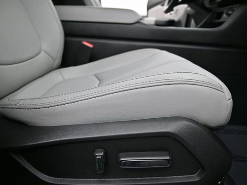 Used 2025 Honda Pilot Touring image 14