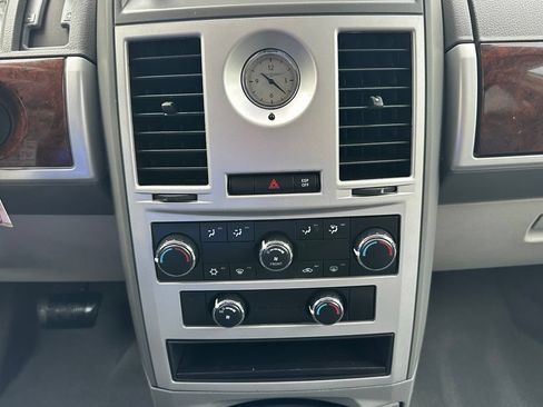 Used 2010 Chrysler Town & Country Touring FWD image 22