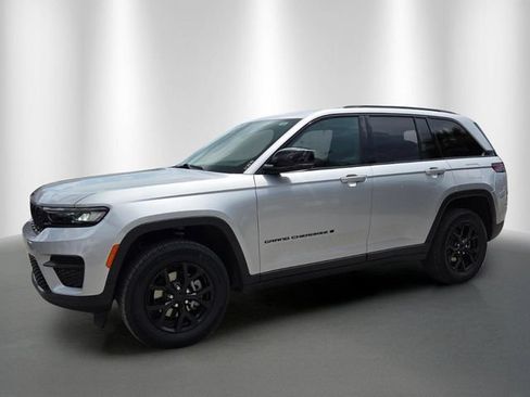Used 2025 Jeep Grand Cherokee Altitude AWD/4WD image 2