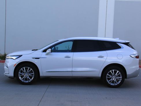 Used 2024 Buick Enclave Essence FWD image 6