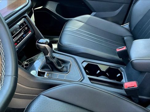 Used 2022 Volkswagen Tiguan SE w/ Panoramic Sunroof Package FWD image 19