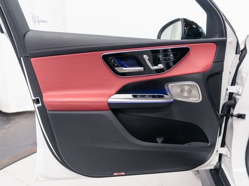 Used 2025 Mercedes-Benz GLC 300 4MATIC image 5